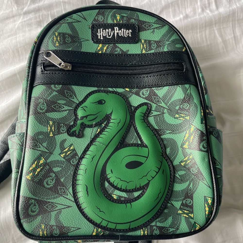 ——SOLD—— Harry Potter slytherin loungefly backpack